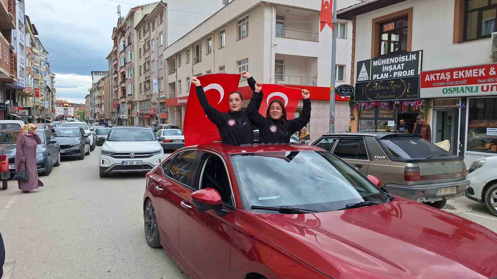 avrupa sampiyonu milli guresci memleketinde davul zurnayla karsilandi 3 c4FSSSbO