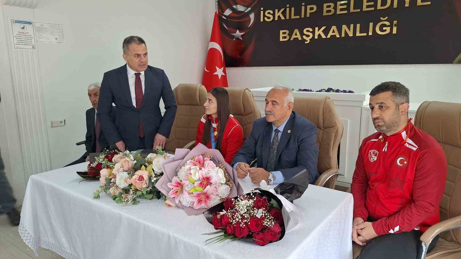 avrupa sampiyonu milli guresci memleketinde davul zurnayla karsilandi 4 5fy2FUT2