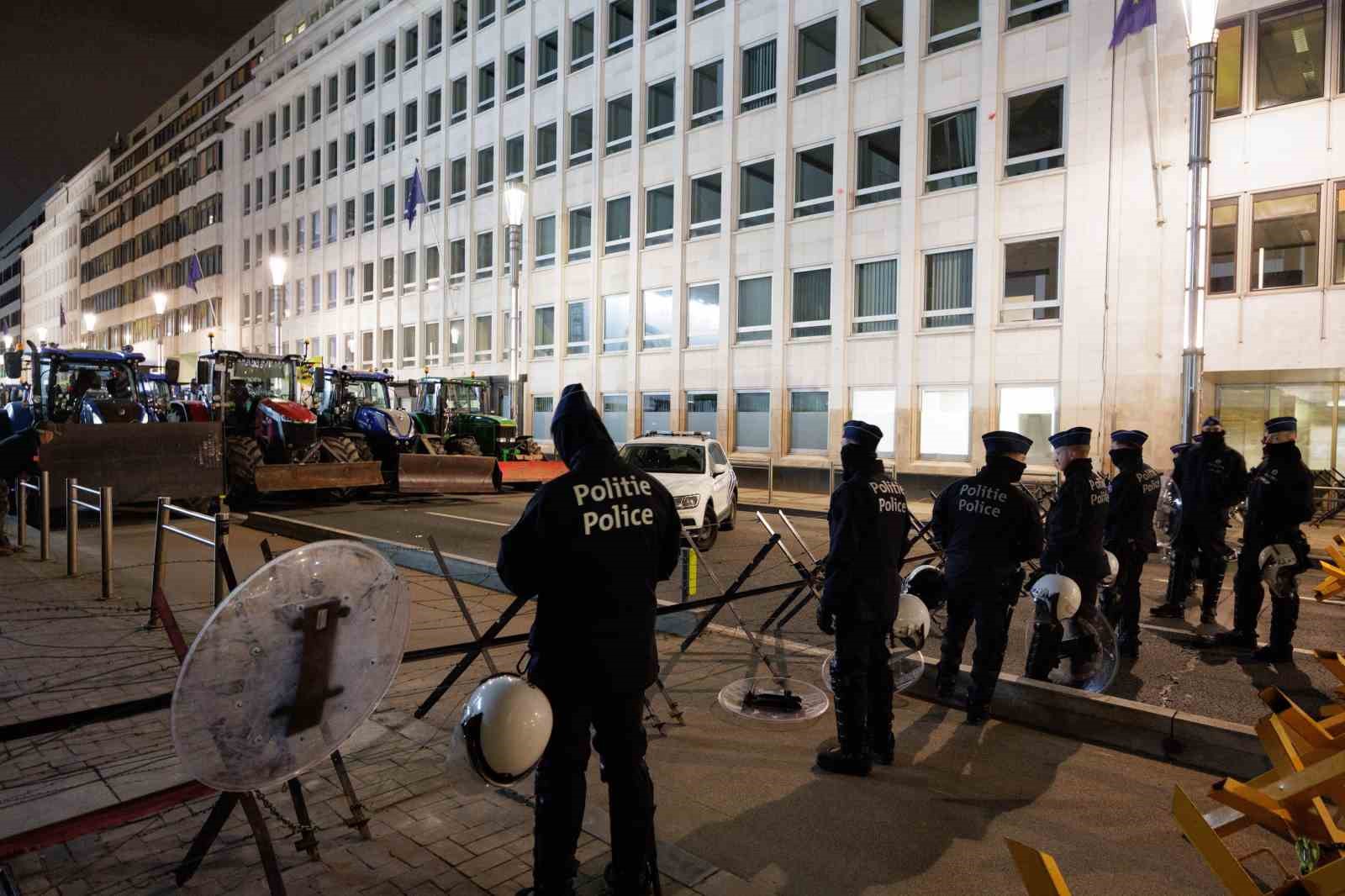 avrupali ciftcilerden ab zirvesinin yapildigi brukselde traktorlu protesto 1 ERUZUfEd