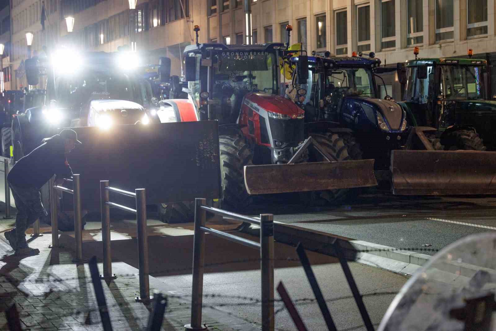 avrupali ciftcilerden ab zirvesinin yapildigi brukselde traktorlu protesto 2 8bOSBUdW
