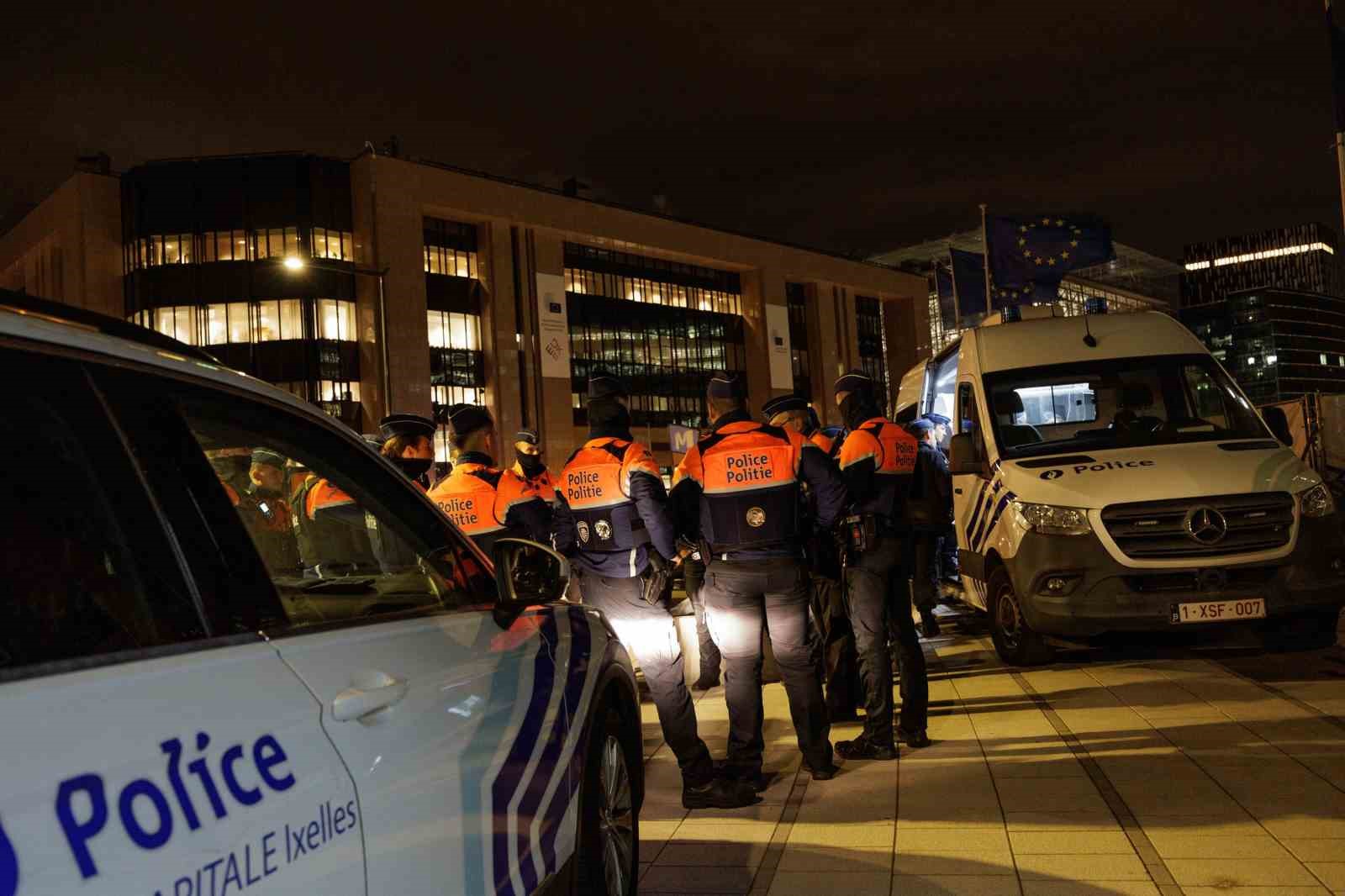 avrupali ciftcilerden ab zirvesinin yapildigi brukselde traktorlu protesto 4 5qe37vws