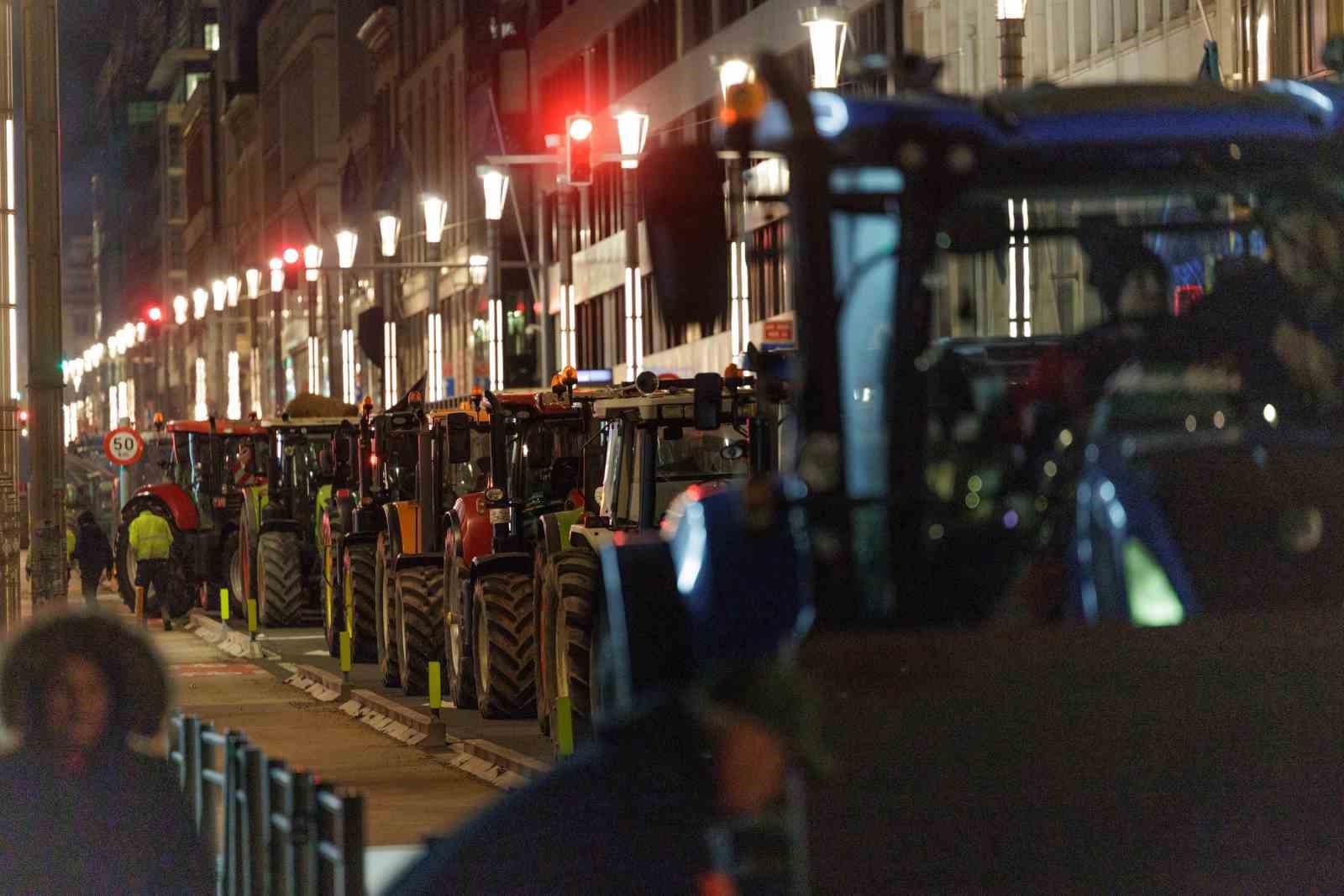 avrupali ciftcilerden ab zirvesinin yapildigi brukselde traktorlu protesto 7 p2kCdKDT