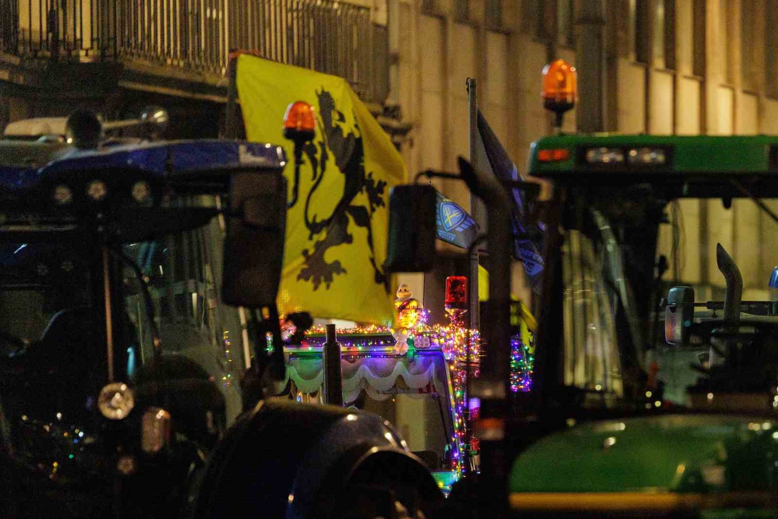 avrupali ciftcilerden ab zirvesinin yapildigi brukselde traktorlu protesto 8