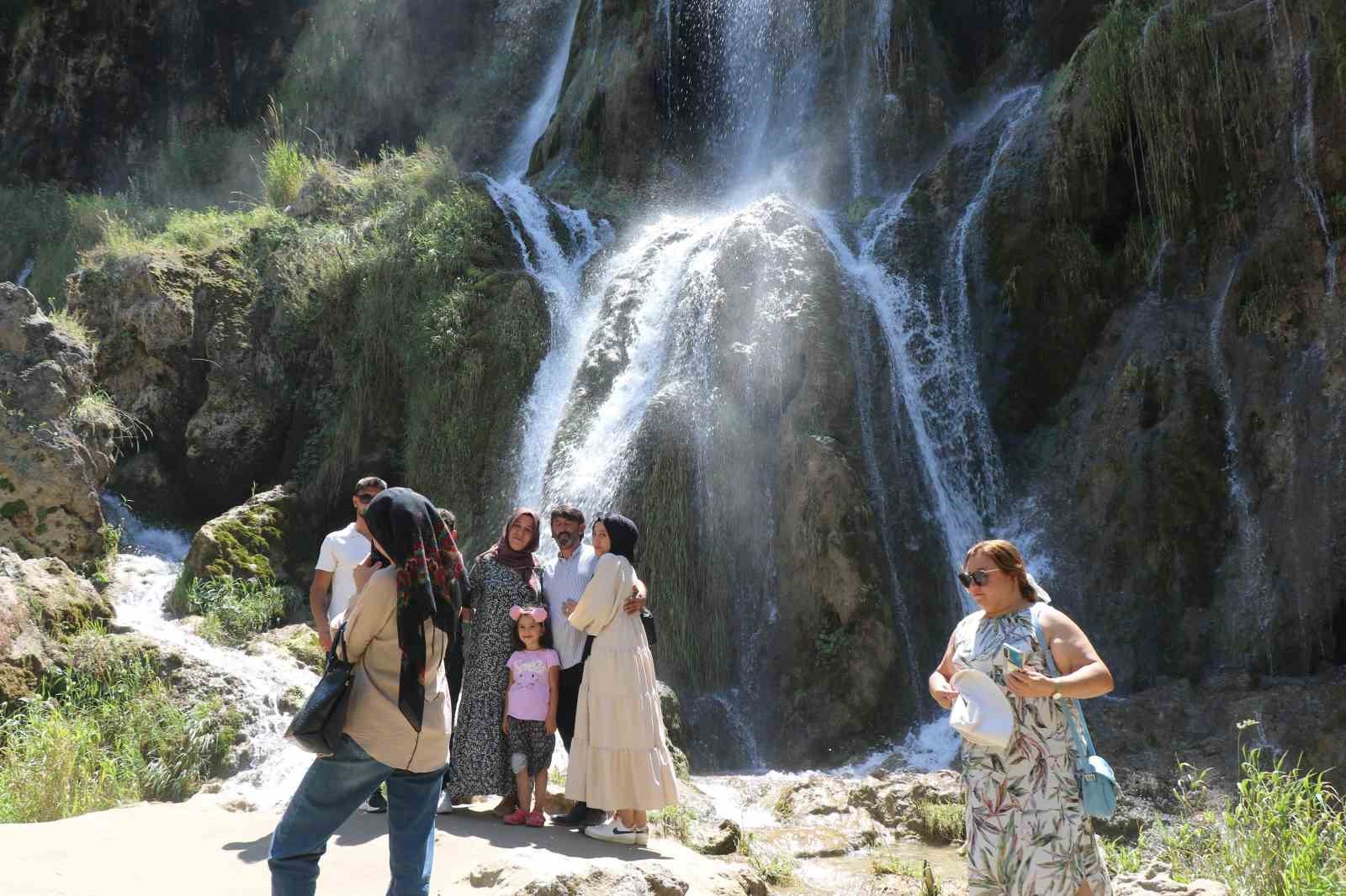 Avrupa’nın sıcağından kaçan gurbetçiler Girlevik’e akın etti 6 avrupanin sicagindan kacan gurbetciler girlevike akin etti 2 whemr178