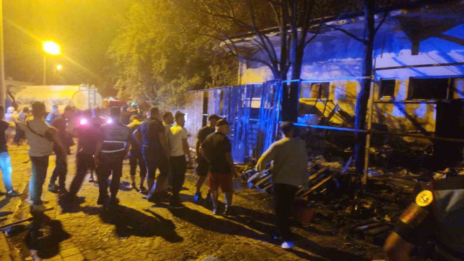 Avşa Adası’nda depoda çıkan yangın söndürüldü 4 avsa adasinda depoda cikan yangin sonduruldu 0 2r2hF5Ki