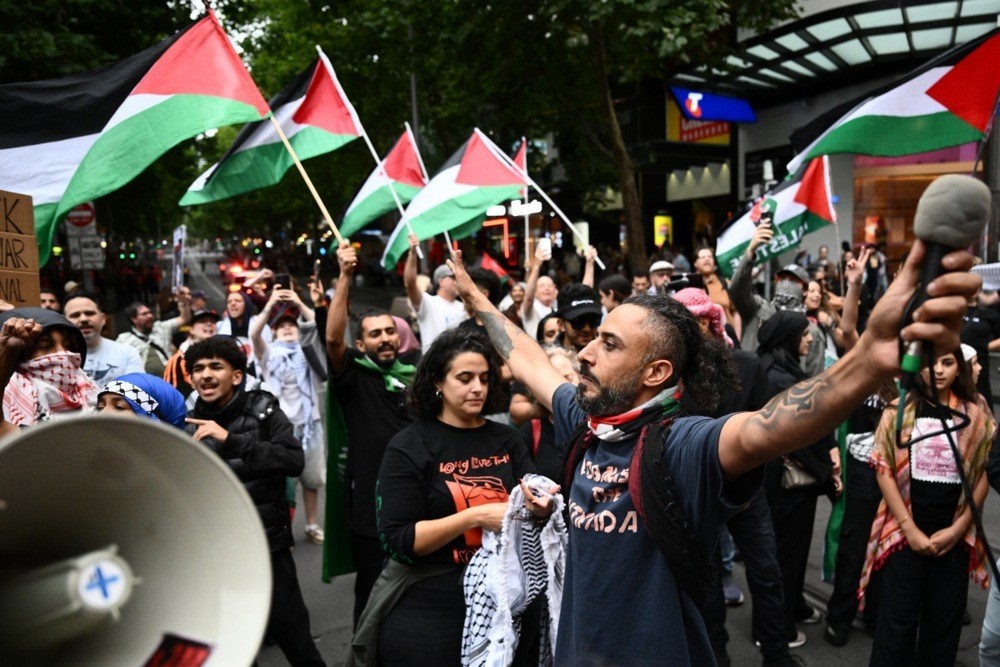 Avustralya polisinden namaz kılan Filistin yanlısı protestoculara sert müdahale 7 avustralya polisinden namaz kilan filistin yanlisi protestoculara sert mudahale 3 aWc57J61