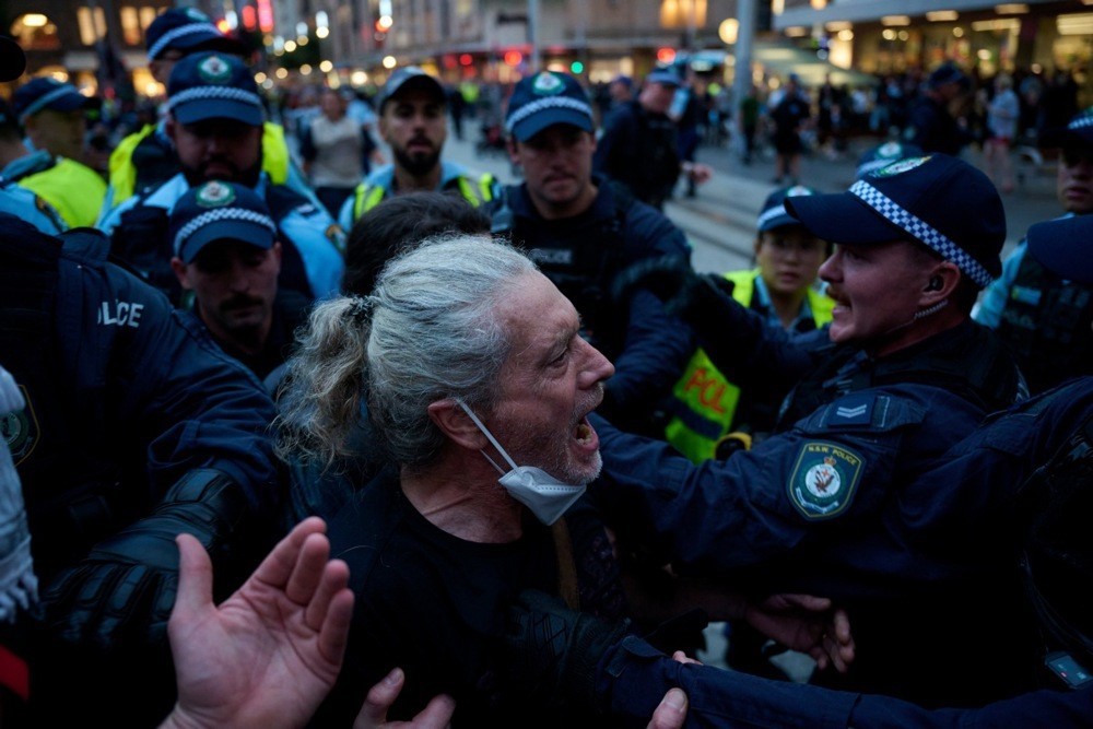 Avustralya polisinden namaz kılan Filistin yanlısı protestoculara sert müdahale 10 avustralya polisinden namaz kilan filistin yanlisi protestoculara sert mudahale 6 vHLagSqN