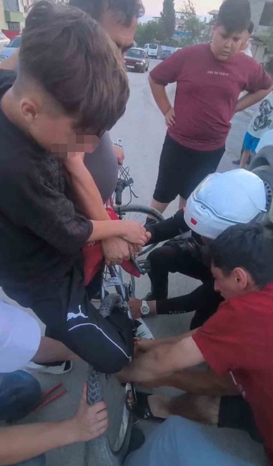 Ayağı bisiklete sıkışan çocuğun yardımına Yunus polisleri yetişti 5 ayagi bisiklete sikisan cocugun yardimina yunus polisleri yetisti 1 6lmXBwta