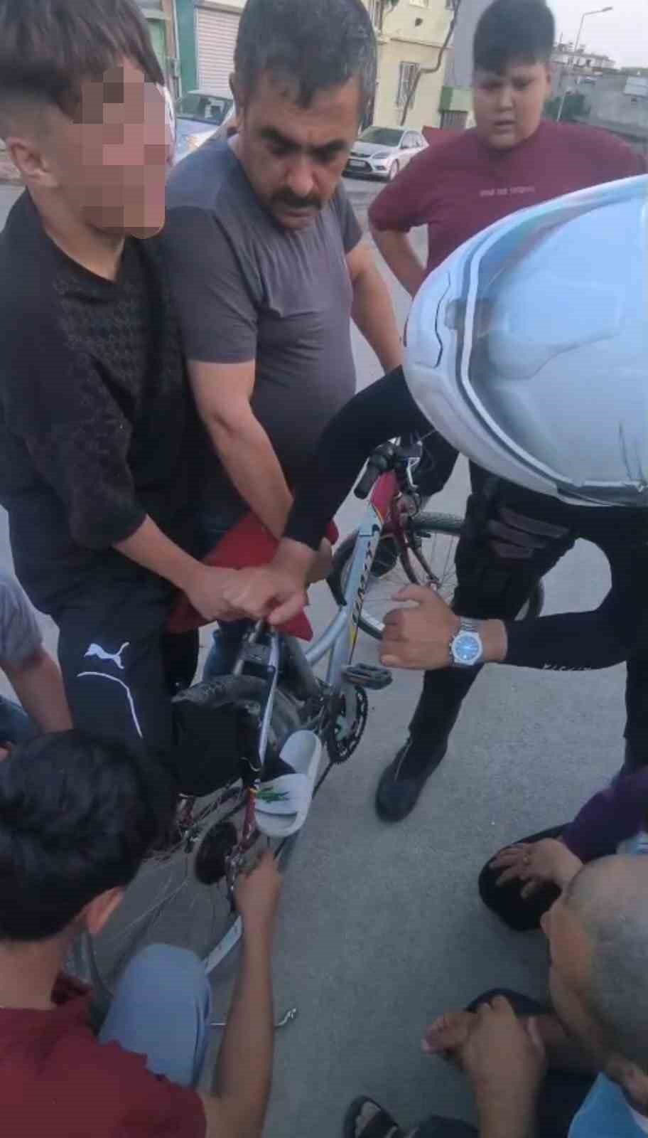 Ayağı bisiklete sıkışan çocuğun yardımına Yunus polisleri yetişti 6 ayagi bisiklete sikisan cocugun yardimina yunus polisleri yetisti 2