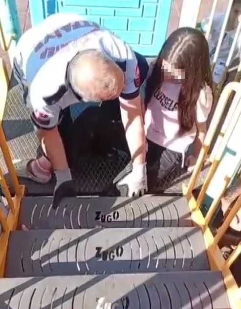 Ayağı parktaki oyun grubuna sıkışan çocuğu itfaiye kurtardı 4 ayagi parktaki oyun grubuna sikisan cocugu itfaiye kurtardi 0 l2ZtD3ZS