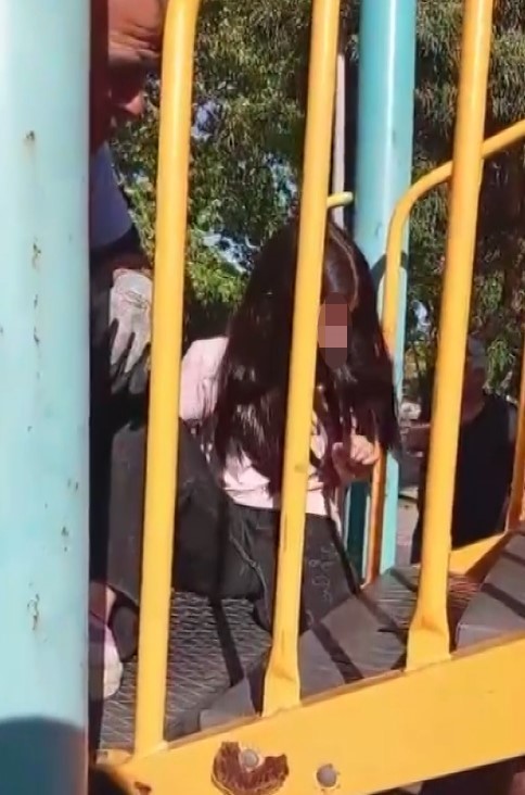 Ayağı parktaki oyun grubuna sıkışan çocuğu itfaiye kurtardı 6 ayagi parktaki oyun grubuna sikisan cocugu itfaiye kurtardi 2 8hBj63mt