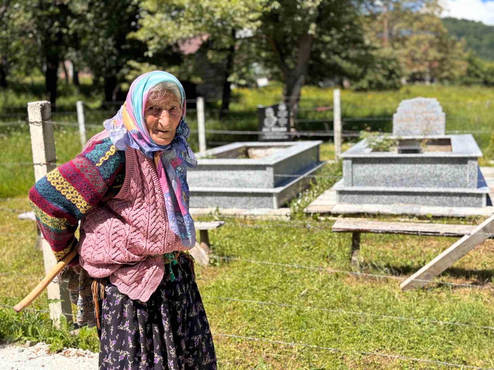 Ayağında kara lastik, elinde baston: Eşi ve oğlunun mezarından ayrılmıyor 4 ayaginda kara lastik elinde baston esi ve oglunun mezarindan ayrilmiyor 0 MwqB5qjC