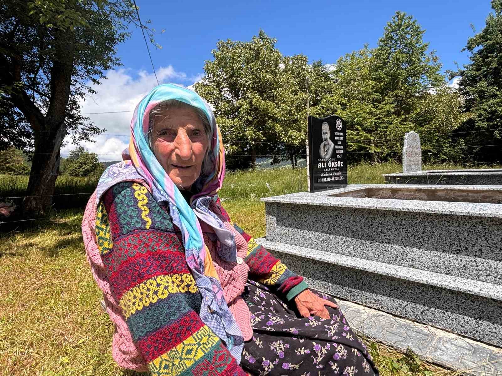 Ayağında kara lastik, elinde baston: Eşi ve oğlunun mezarından ayrılmıyor 5 ayaginda kara lastik elinde baston esi ve oglunun mezarindan ayrilmiyor 1 YAzEOVJZ