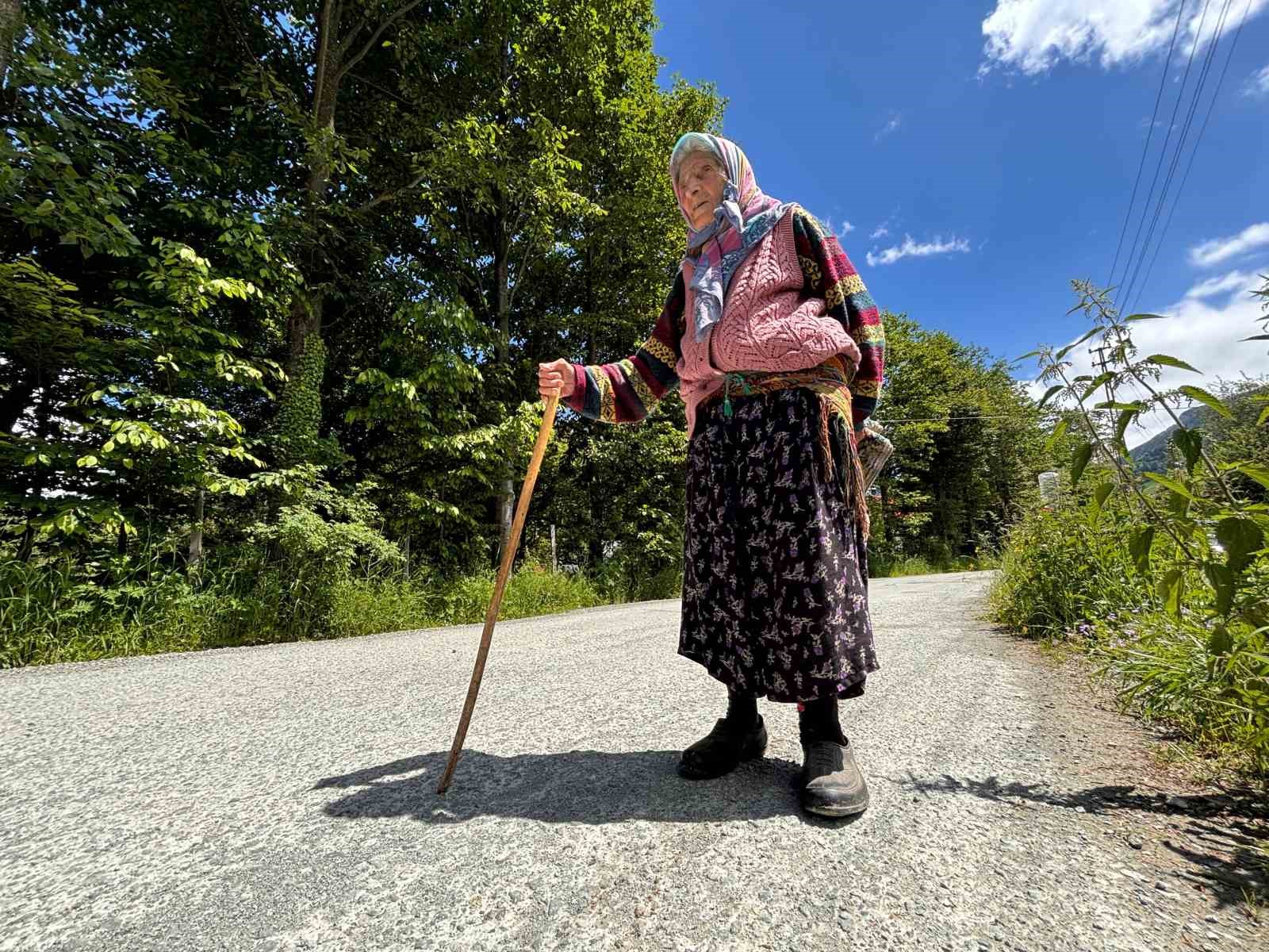 Ayağında kara lastik, elinde baston: Eşi ve oğlunun mezarından ayrılmıyor 7 ayaginda kara lastik elinde baston esi ve oglunun mezarindan ayrilmiyor 3 gvme2O9T
