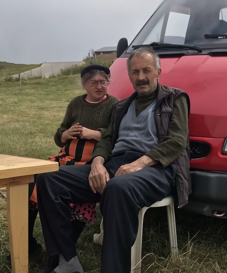 Ayağında kara lastik, elinde baston: Eşi ve oğlunun mezarından ayrılmıyor 10 ayaginda kara lastik elinde baston esi ve oglunun mezarindan ayrilmiyor 6 vYAbU8uq