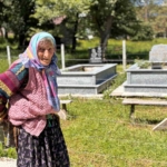 ayaginda-kara-lastik-elinde-baston-esi-ve-oglunun-mezarindan-ayrilmiyor-JpIsgSdZ.jpg