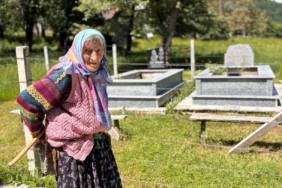 Bakmaya bile korkanlar varken o koluna dolanan 1 buçuk metrelik 2 yılanı saklandığı delikte yakaladı 3 thumbnail