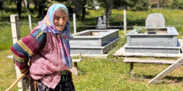 ayaginda-kara-lastik-elinde-baston-esi-ve-oglunun-mezarindan-ayrilmiyor-JpIsgSdZ.jpg