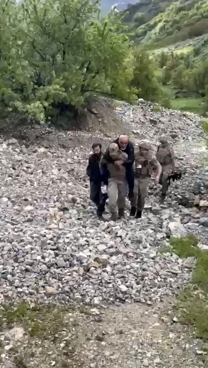 ayagini burkan sahsi jandarma sirtinda tasidi 0 iuISCksc