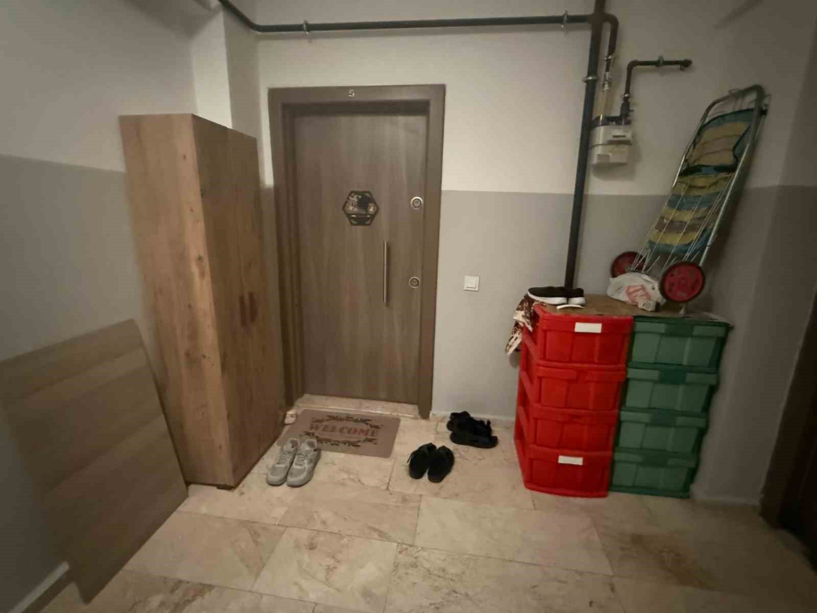Ayakkabı dükkanından seçer gibi seçti: Apartmandaki seçici hırsız kameraya yansıdı 4 ayakkabi dukkanindan secer gibi secti apartmandaki secici hirsiz kameraya yansidi 0 NZXwN99F