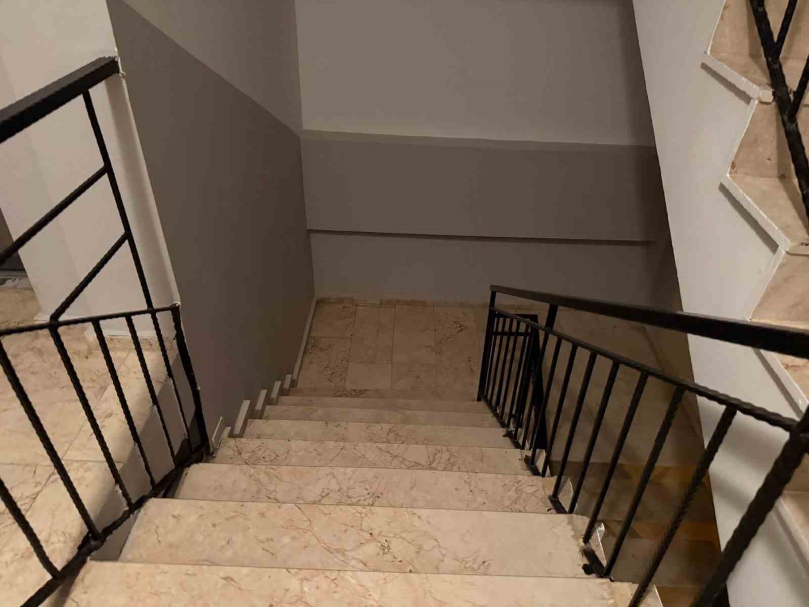 Ayakkabı dükkanından seçer gibi seçti: Apartmandaki seçici hırsız kameraya yansıdı 5 ayakkabi dukkanindan secer gibi secti apartmandaki secici hirsiz kameraya yansidi 1 fqbPrDph