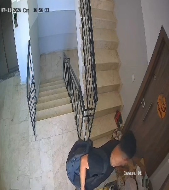 Ayakkabı dükkanından seçer gibi seçti: Apartmandaki seçici hırsız kameraya yansıdı 8 ayakkabi dukkanindan secer gibi secti apartmandaki secici hirsiz kameraya yansidi 4 Y6Re5lO4
