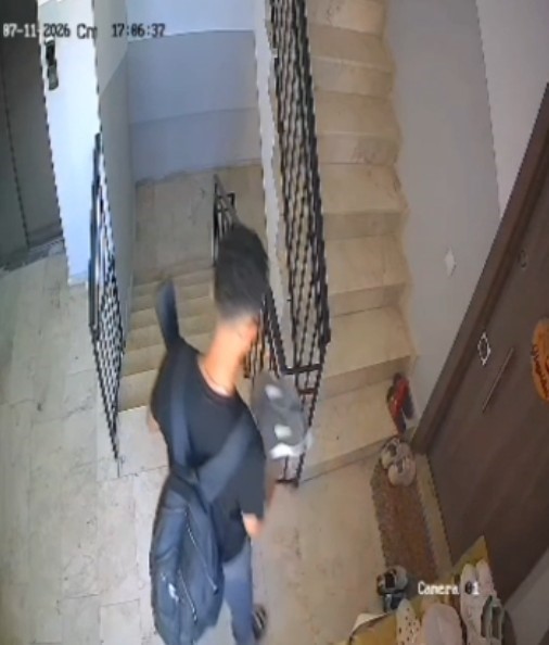 Ayakkabı dükkanından seçer gibi seçti: Apartmandaki seçici hırsız kameraya yansıdı 9 ayakkabi dukkanindan secer gibi secti apartmandaki secici hirsiz kameraya yansidi 5 8vedTUBH