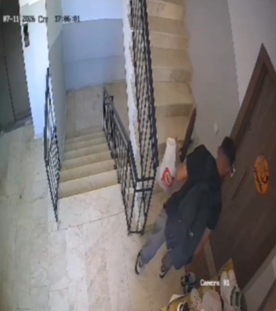 Ayakkabı dükkanından seçer gibi seçti: Apartmandaki seçici hırsız kameraya yansıdı 10 ayakkabi dukkanindan secer gibi secti apartmandaki secici hirsiz kameraya yansidi 6 TvWlDWMp