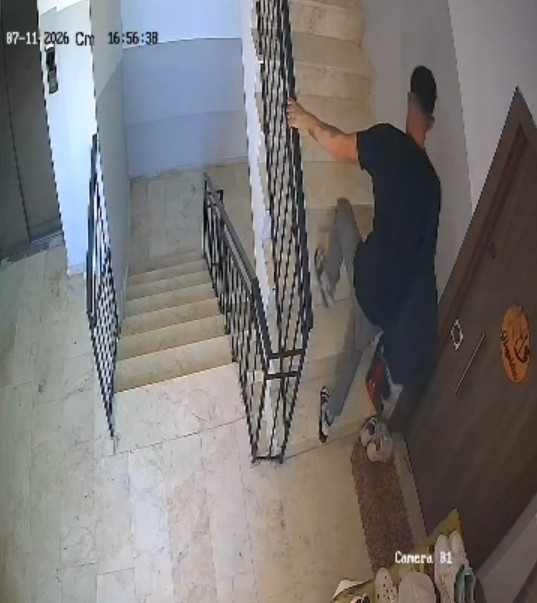 Ayakkabı dükkanından seçer gibi seçti: Apartmandaki seçici hırsız kameraya yansıdı 11 ayakkabi dukkanindan secer gibi secti apartmandaki secici hirsiz kameraya yansidi 7 Fl6KDRev