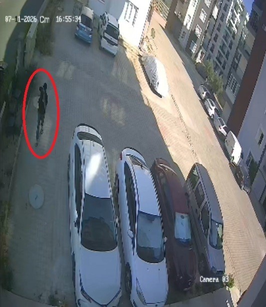 Ayakkabı dükkanından seçer gibi seçti: Apartmandaki seçici hırsız kameraya yansıdı 12 ayakkabi dukkanindan secer gibi secti apartmandaki secici hirsiz kameraya yansidi 8 mB1fMTzU