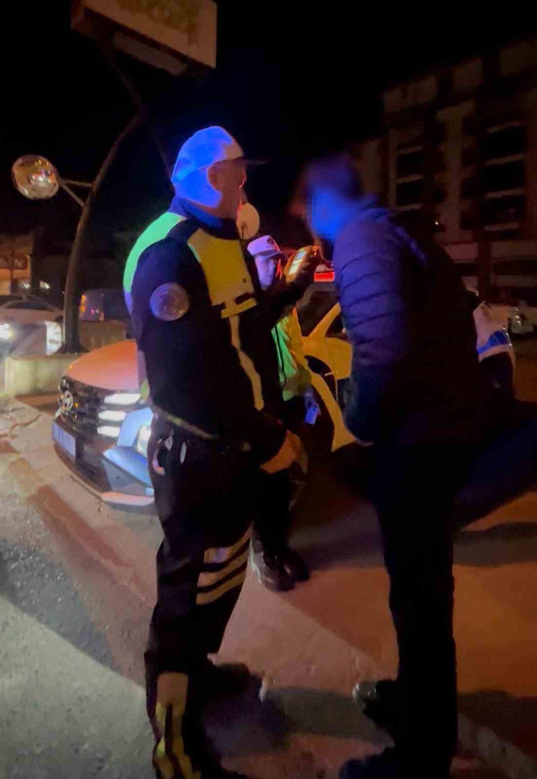 "Ayaklarına kapanayım ne olur arabayı men etmeyin" diyen alkollü sürücü cezadan kurtulamadı 5 ayaklarina kapanayim ne olur arabayi men etmeyin diyen alkollu surucu cezadan kurtulamadi 1
