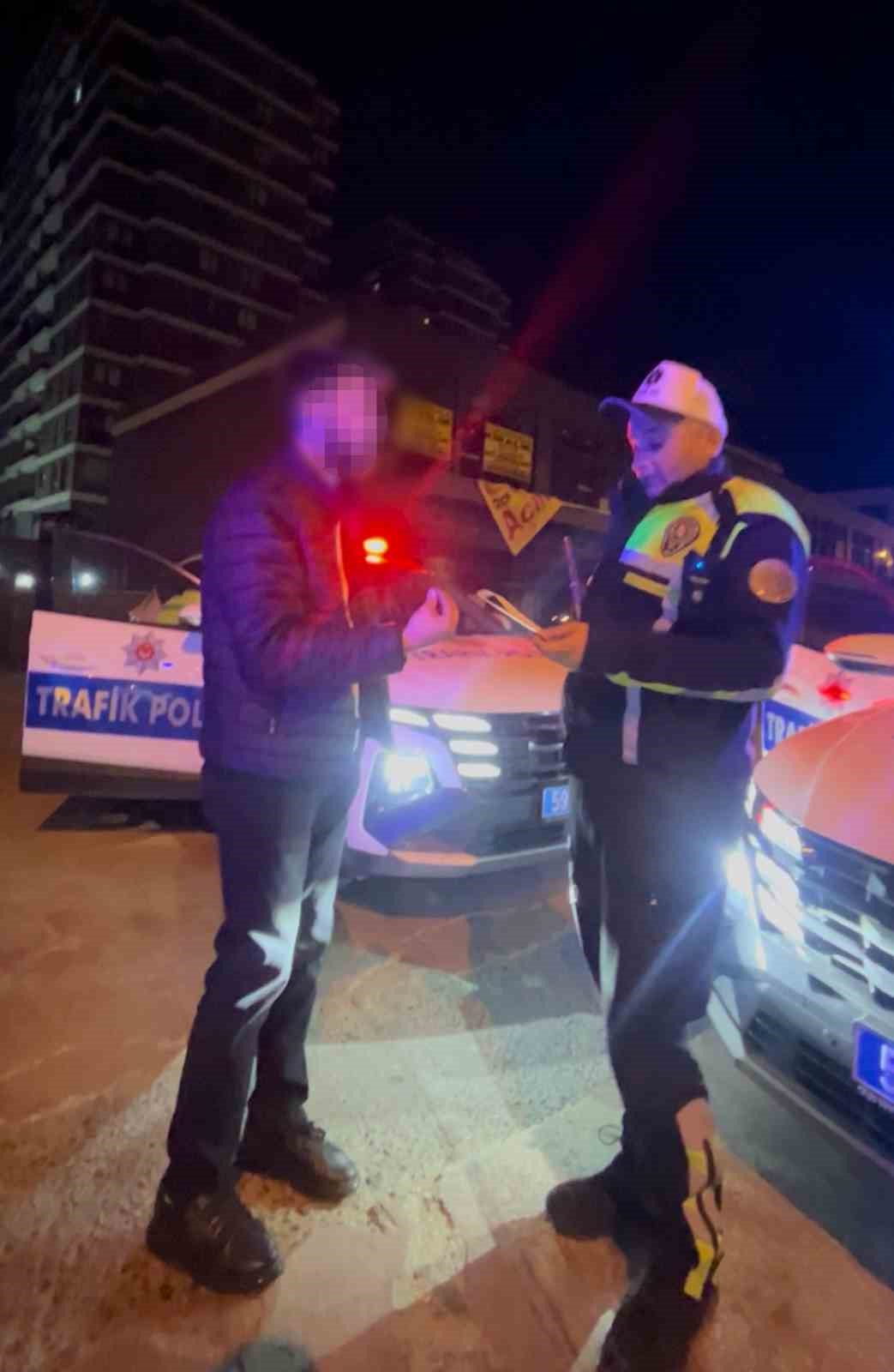 "Ayaklarına kapanayım ne olur arabayı men etmeyin" diyen alkollü sürücü cezadan kurtulamadı 6 ayaklarina kapanayim ne olur arabayi men etmeyin diyen alkollu surucu cezadan kurtulamadi 2