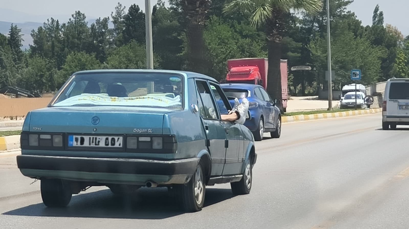 ayaklarini camdan disari cikartan yolcu trafigi riske atti 1 qGGeZPtn