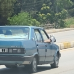 ayaklarini-camdan-disari-cikartan-yolcu-trafigi-riske-atti-ZVXiYA2K.jpg