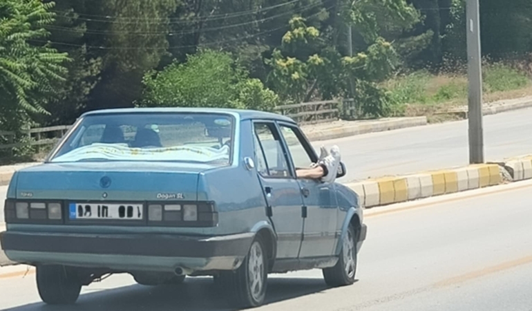 ayaklarini-camdan-disari-cikartan-yolcu-trafigi-riske-atti-ZVXiYA2K.jpg