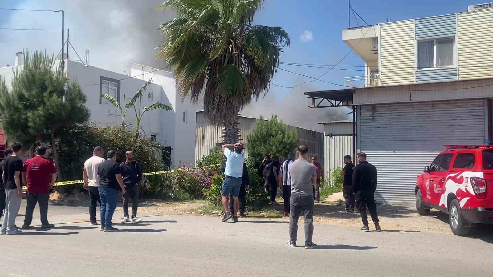 ayakta durmakta gucluk cekti deposunun yanisini gozyaslariyla izledi 6 Je7OcBZe