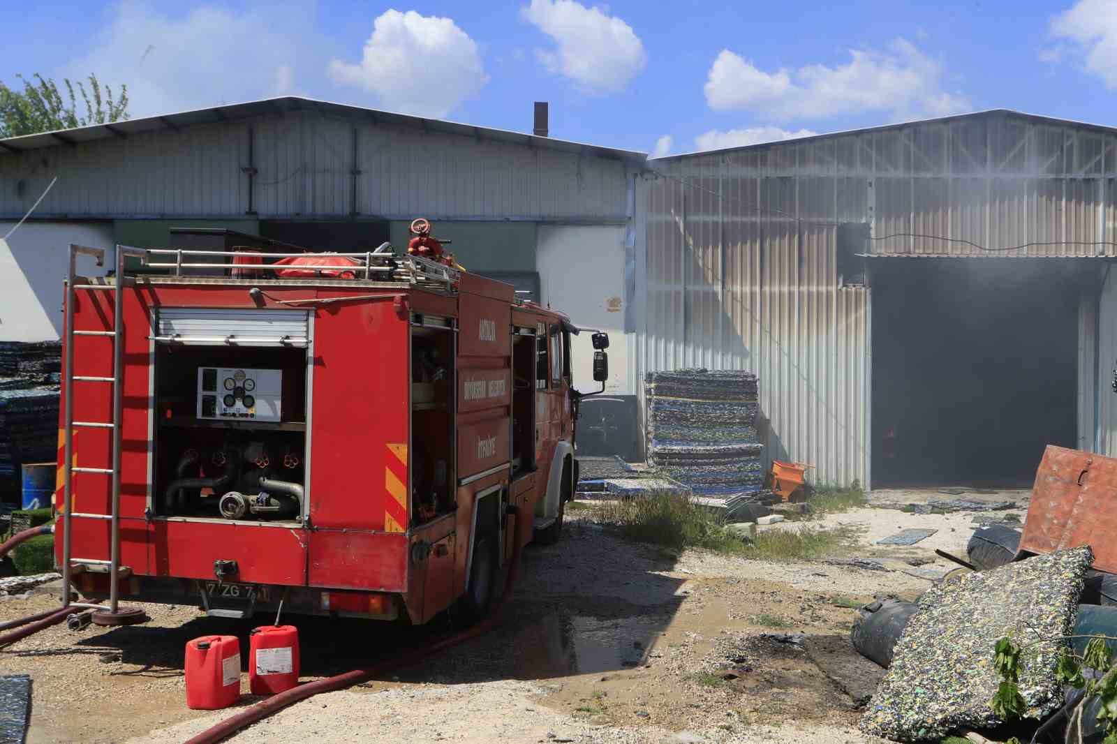 ayakta durmakta gucluk cekti deposunun yanisini gozyaslariyla izledi 7 UeSEFQna