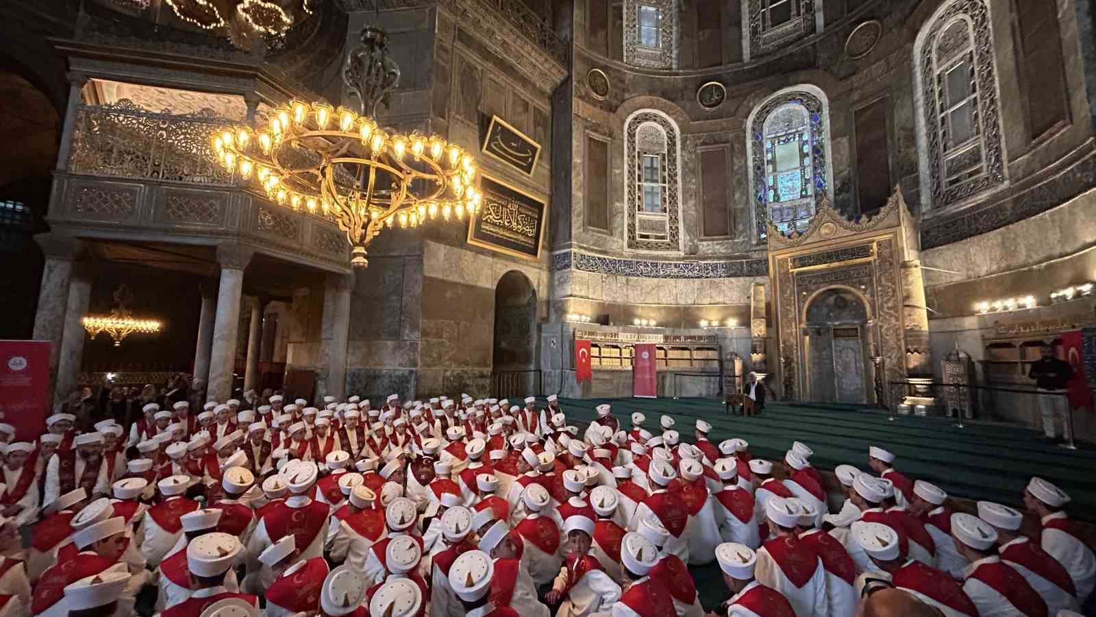 Ayasofya Camii’nde 15 Temmuz şehitleri için 253 hafız tarafından hatim duası okundu 4 ayasofya camiinde 15 temmuz sehitleri icin 253 hafiz tarafindan hatim duasi okundu 0 qdSRdIcq