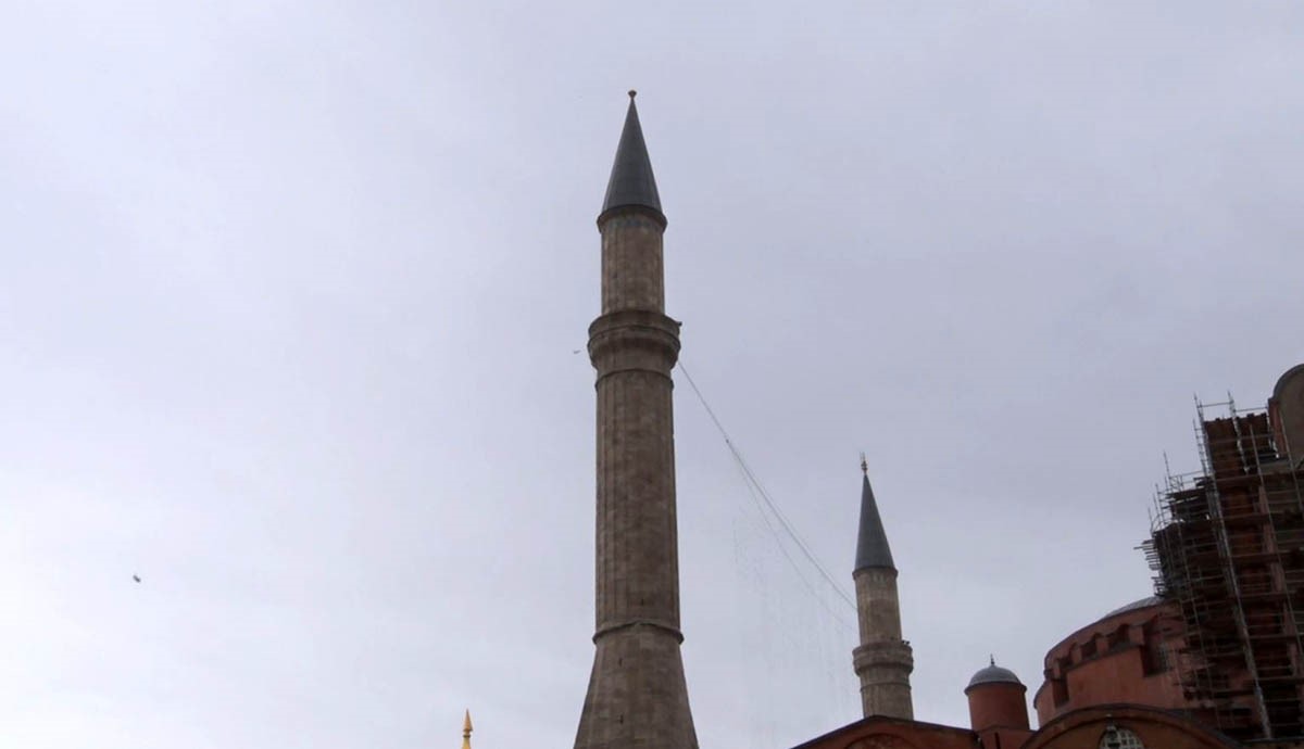 ayasofya camiinin alemi siddetli ruzgar nedeniyle dustu 0 E9IGhnsi