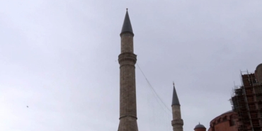 ayasofya-camiinin-alemi-siddetli-ruzgar-nedeniyle-dustu-pG3vAreC.jpg