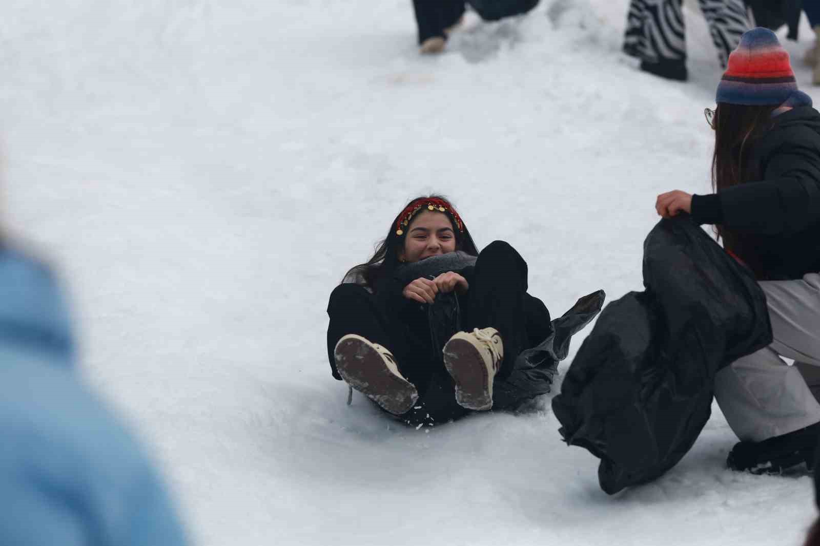 ayder yaylasinda kardan adam kis festivali coskusu 6 N36T9LVU