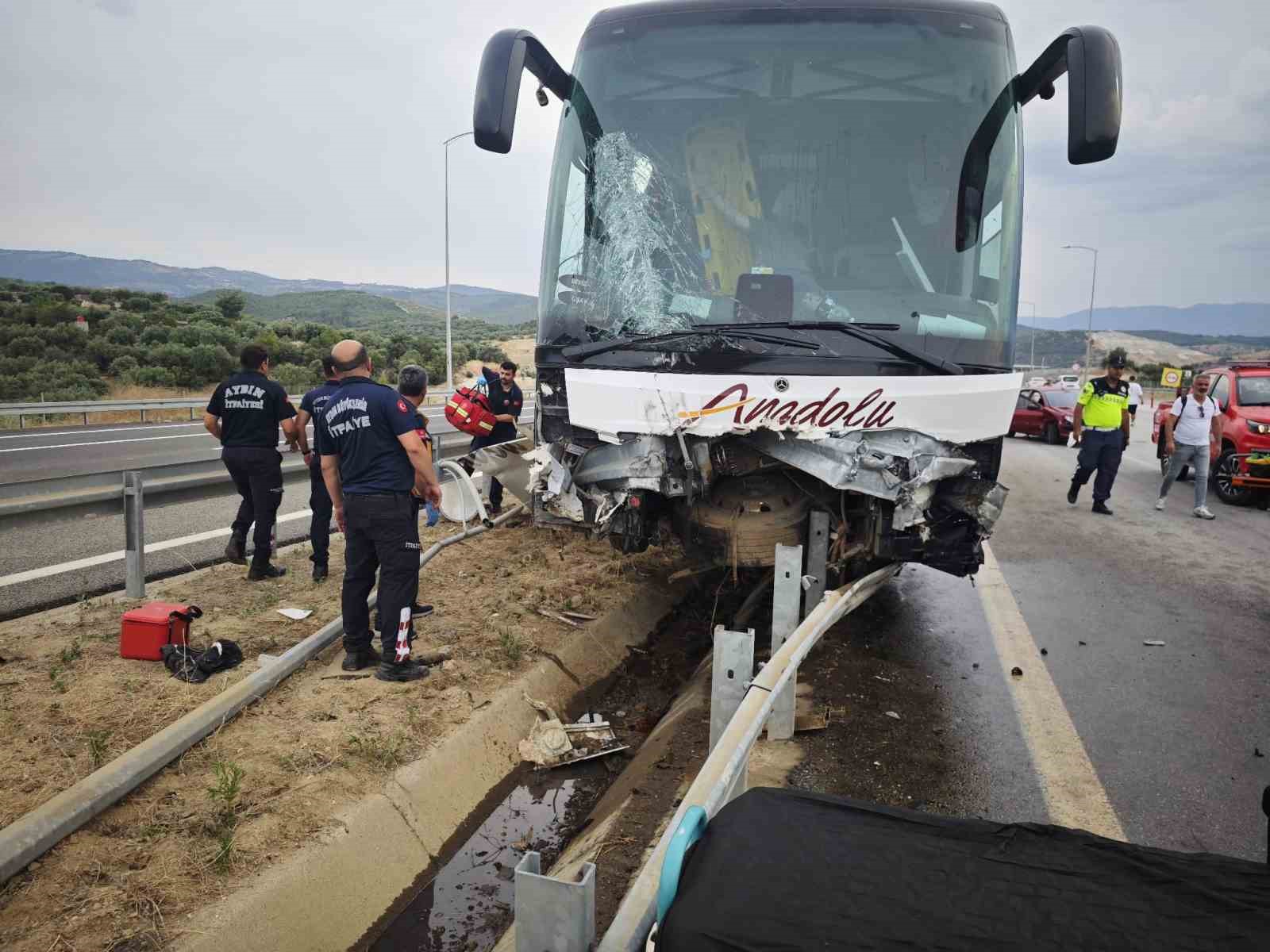 aydin denizli otoyolunda feci kaza 1i agir 20 yarali 0 p95ze85t