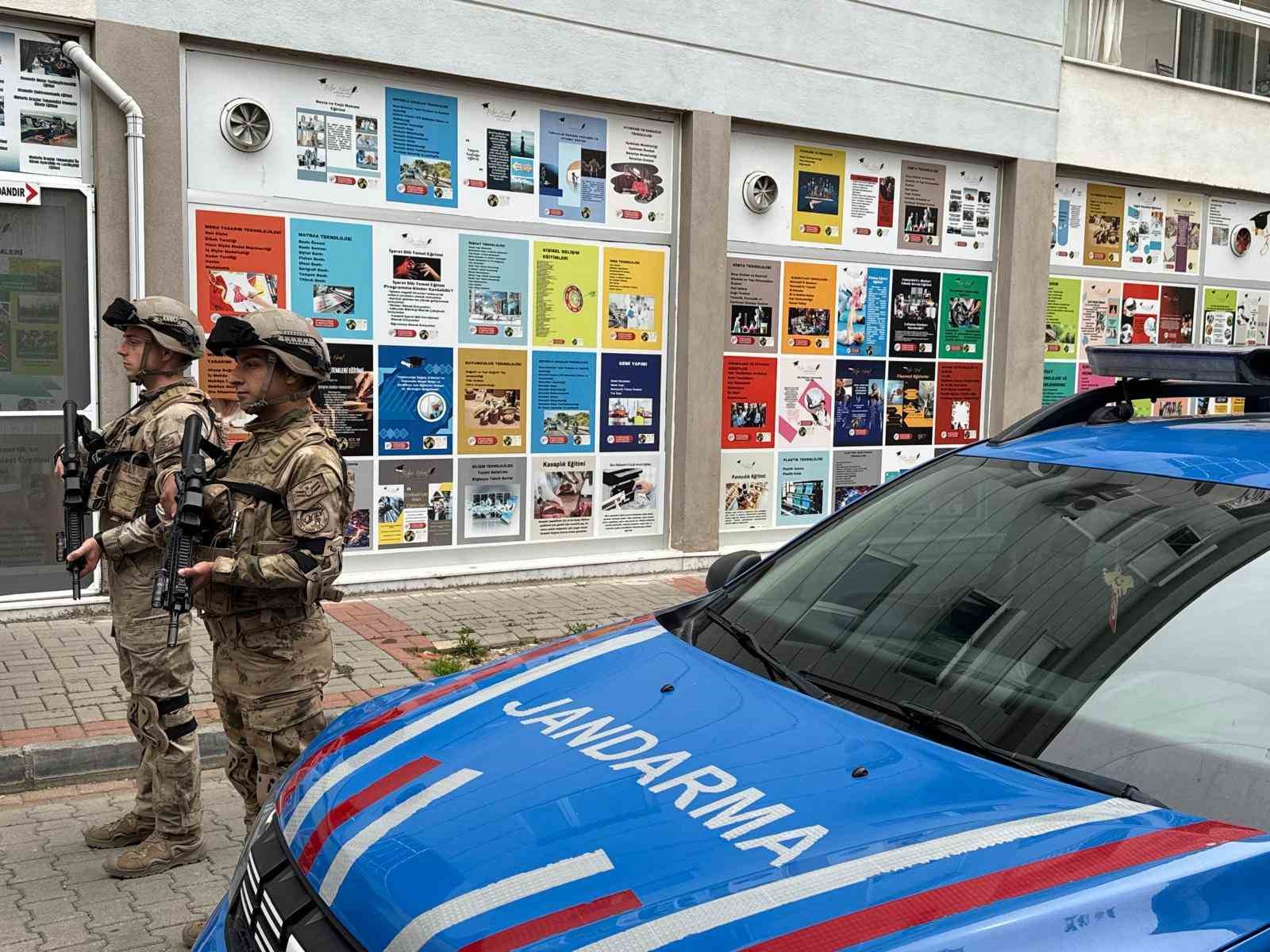 Aydın merkezli 10 ilde dolandırıcılık operasyonu: 17 şüpheli gözaltına alındı 5 aydin merkezli 10 ilde dolandiricilik operasyonu 17 supheli gozaltina alindi 1 RXCTIRsa