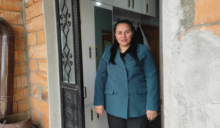 aydincik-ilcesinin-tek-kadin-muhtari-koyunun-sorunlarini-tek-tek-cozuyor-sfSvV2DD.jpg