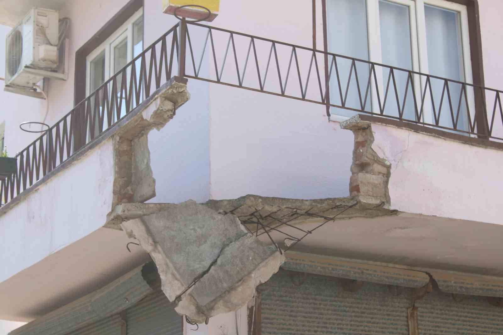 Aydın’da balkon çöktü: 2 yaralı 7 aydinda balkon coktu 2 yarali 3