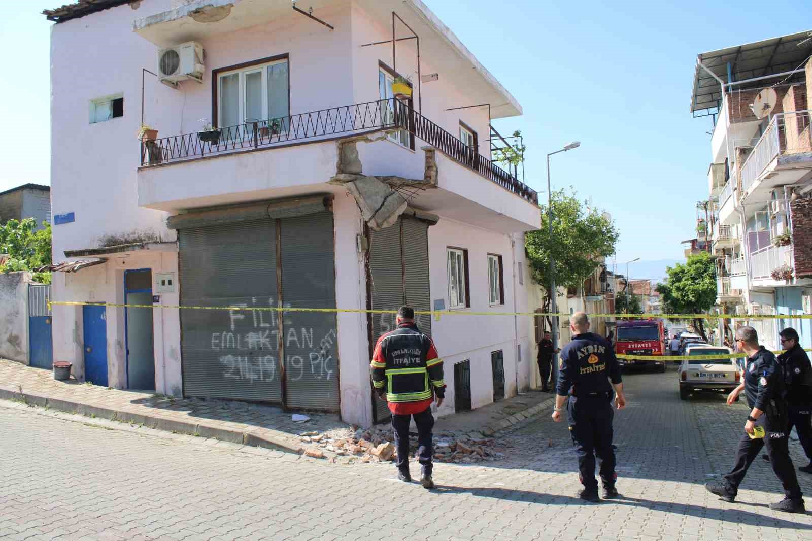 Aydın’da balkon çöktü: 2 yaralı 8 aydinda balkon coktu 2 yarali 4 wypQ3317