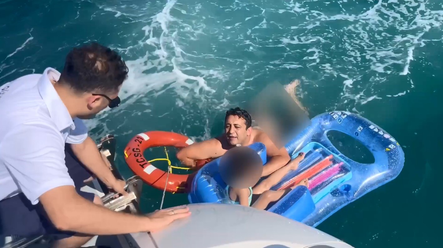 Aydın’da deniz yatağıyla sürüklenen çocuk sahil güvenlik tarafından kurtarıldı 4 aydinda deniz yatagiyla suruklenen cocuk sahil guvenlik tarafindan kurtarildi 0 1TjNJCQn