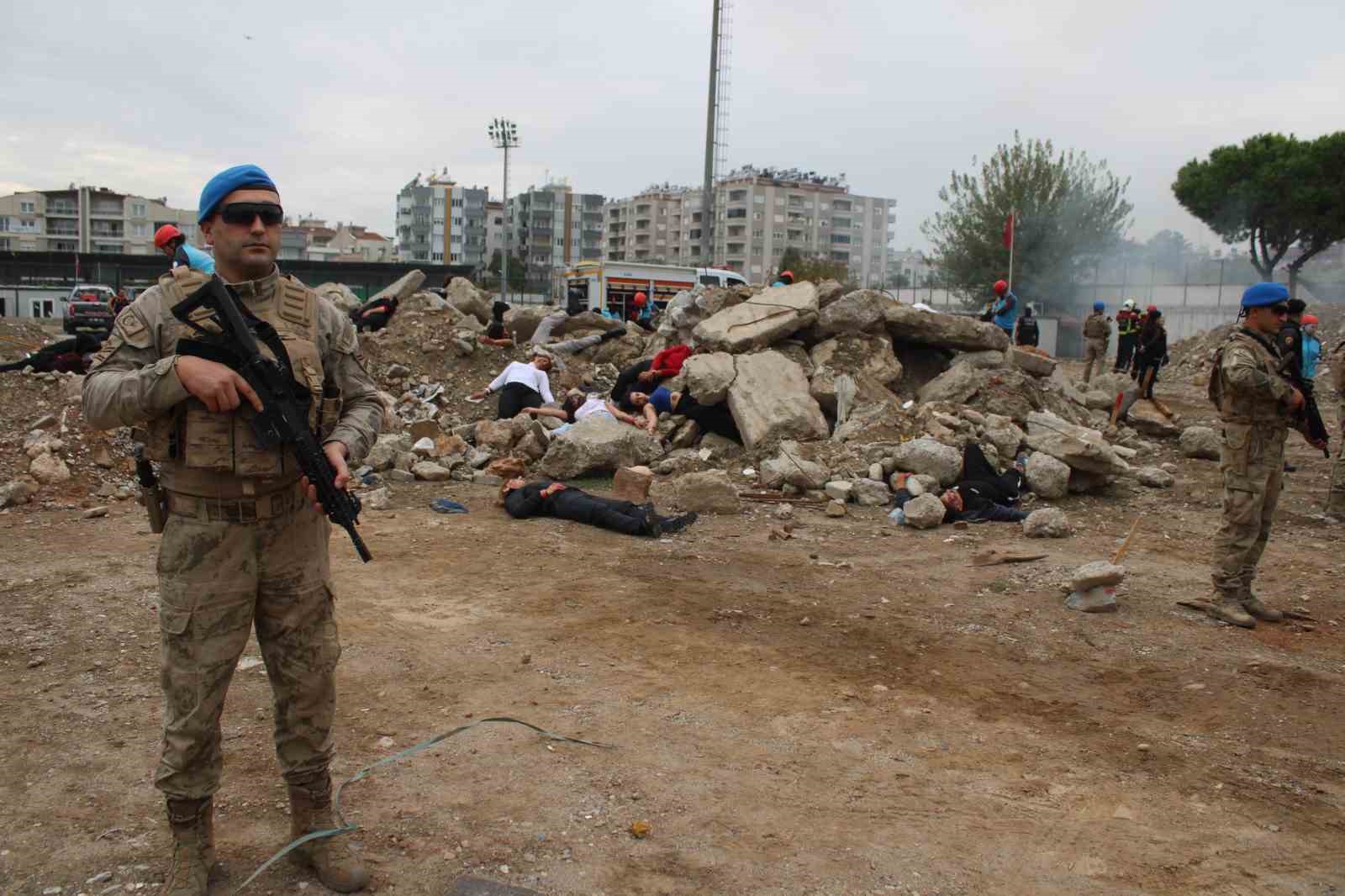 Aydın’da helikopterli kurtarma tatbikatı gerçeğini aratmadı: Tribün çökmesi senaryosunda zamanla yarıştılar 5 aydinda helikopterli kurtarma tatbikati gercegini aratmadi tribun cokmesi senaryosunda zamanla yaristilar 1 H639iZAP