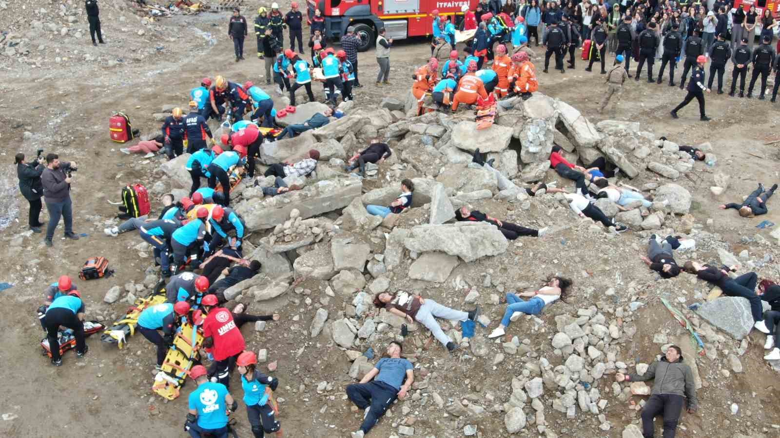 Aydın’da helikopterli kurtarma tatbikatı gerçeğini aratmadı: Tribün çökmesi senaryosunda zamanla yarıştılar 15 aydinda helikopterli kurtarma tatbikati gercegini aratmadi tribun cokmesi senaryosunda zamanla yaristilar 11 qYRZU5mG