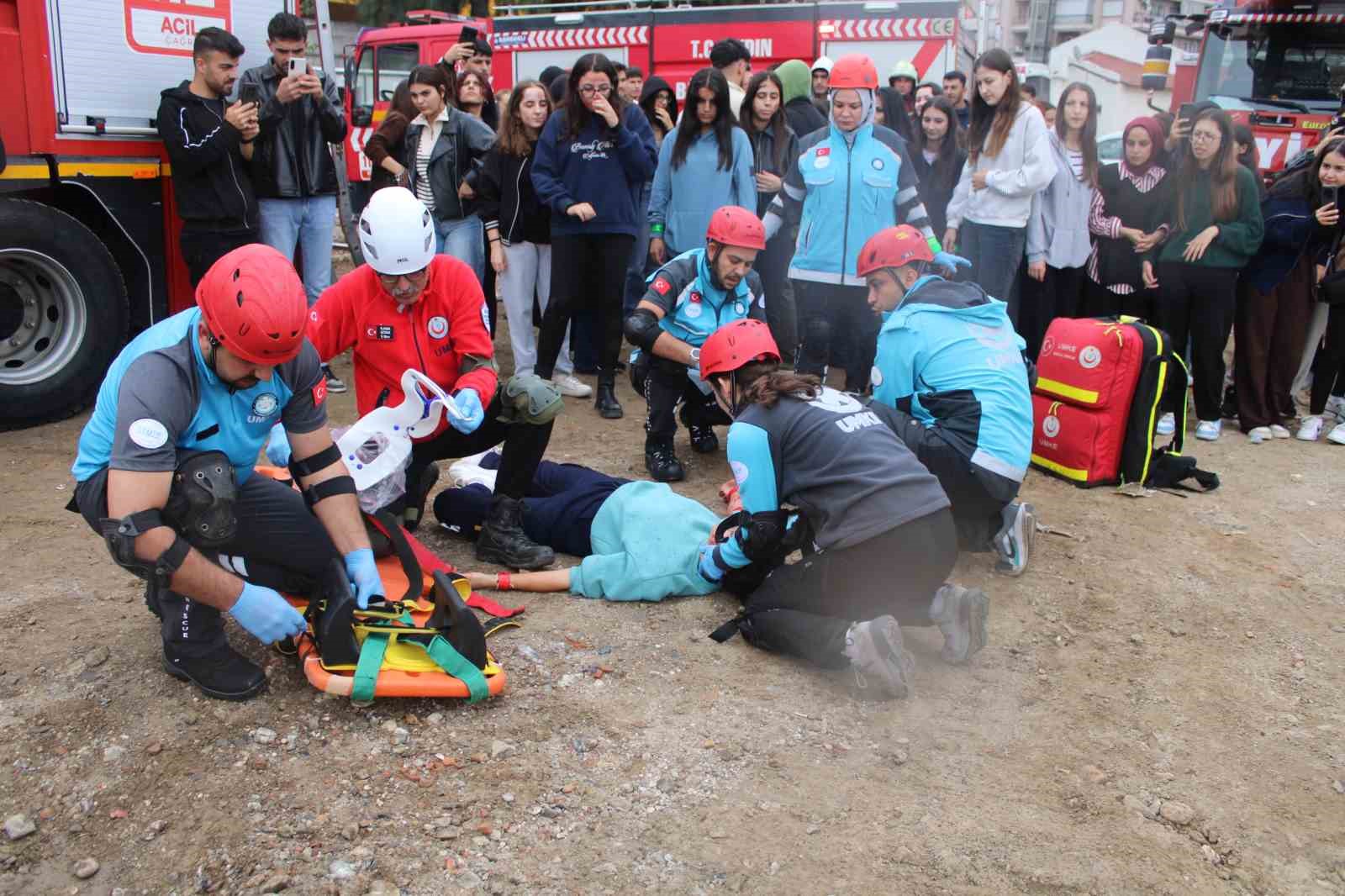 Aydın’da helikopterli kurtarma tatbikatı gerçeğini aratmadı: Tribün çökmesi senaryosunda zamanla yarıştılar 9 aydinda helikopterli kurtarma tatbikati gercegini aratmadi tribun cokmesi senaryosunda zamanla yaristilar 5